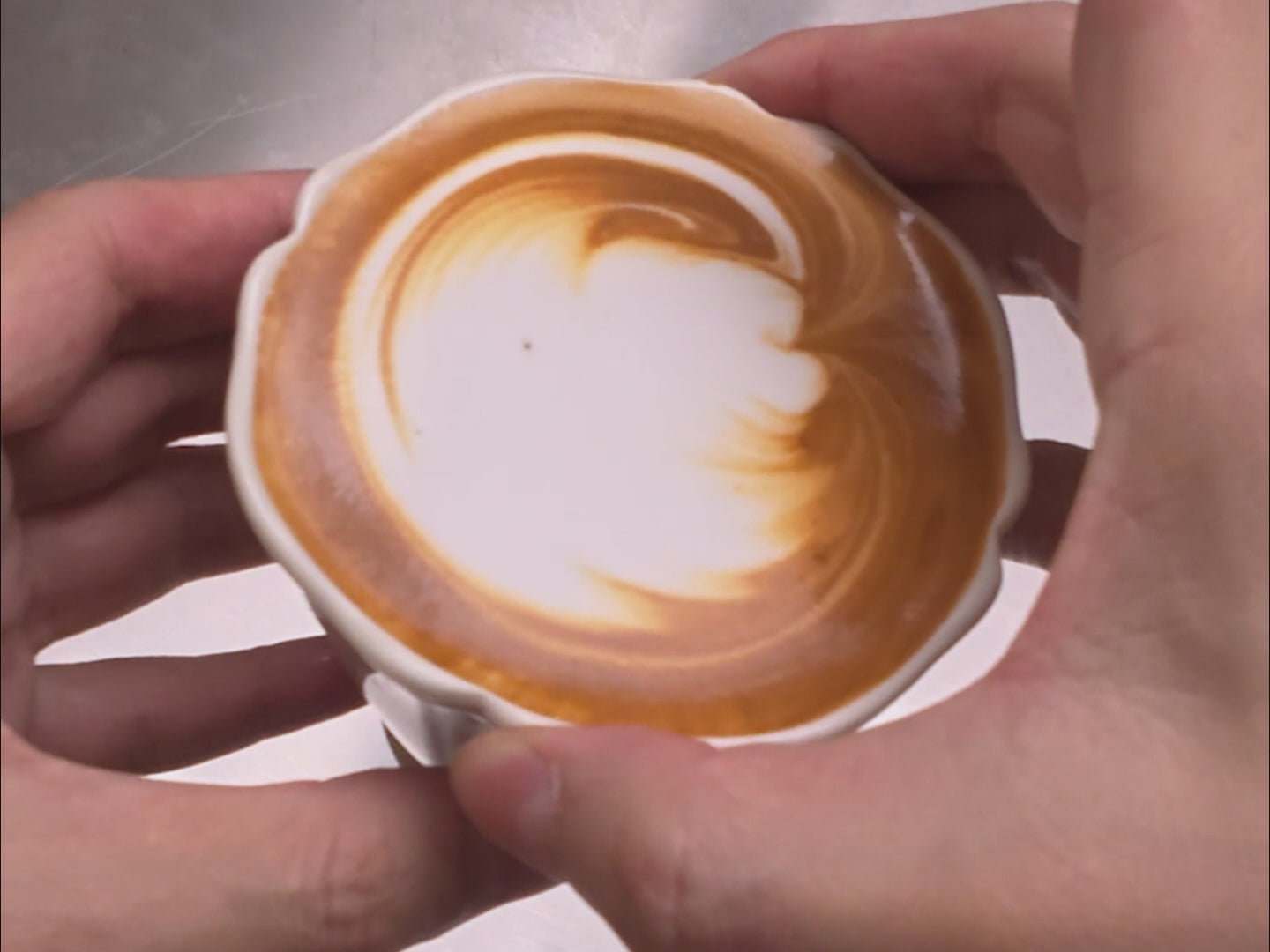 動画を読み込むiKoffy EdiBot in action – AI-powered food inkjet printer demonstrating edible printing on coffee, cookies, and cakes.