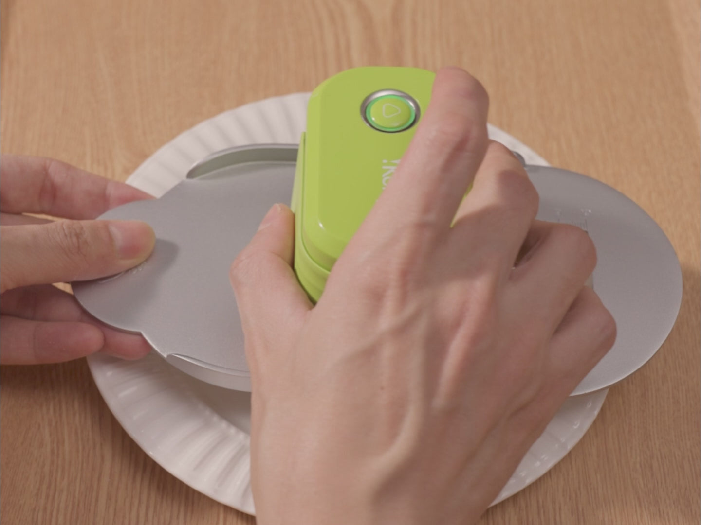 動画を読み込むClose-up of iKoffy EdiBot printing edible designs – high-resolution food inkjet printer demonstrating precision and clarity.